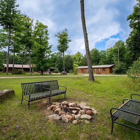 Madawaska Lodge-Cottage エクステリア 写真