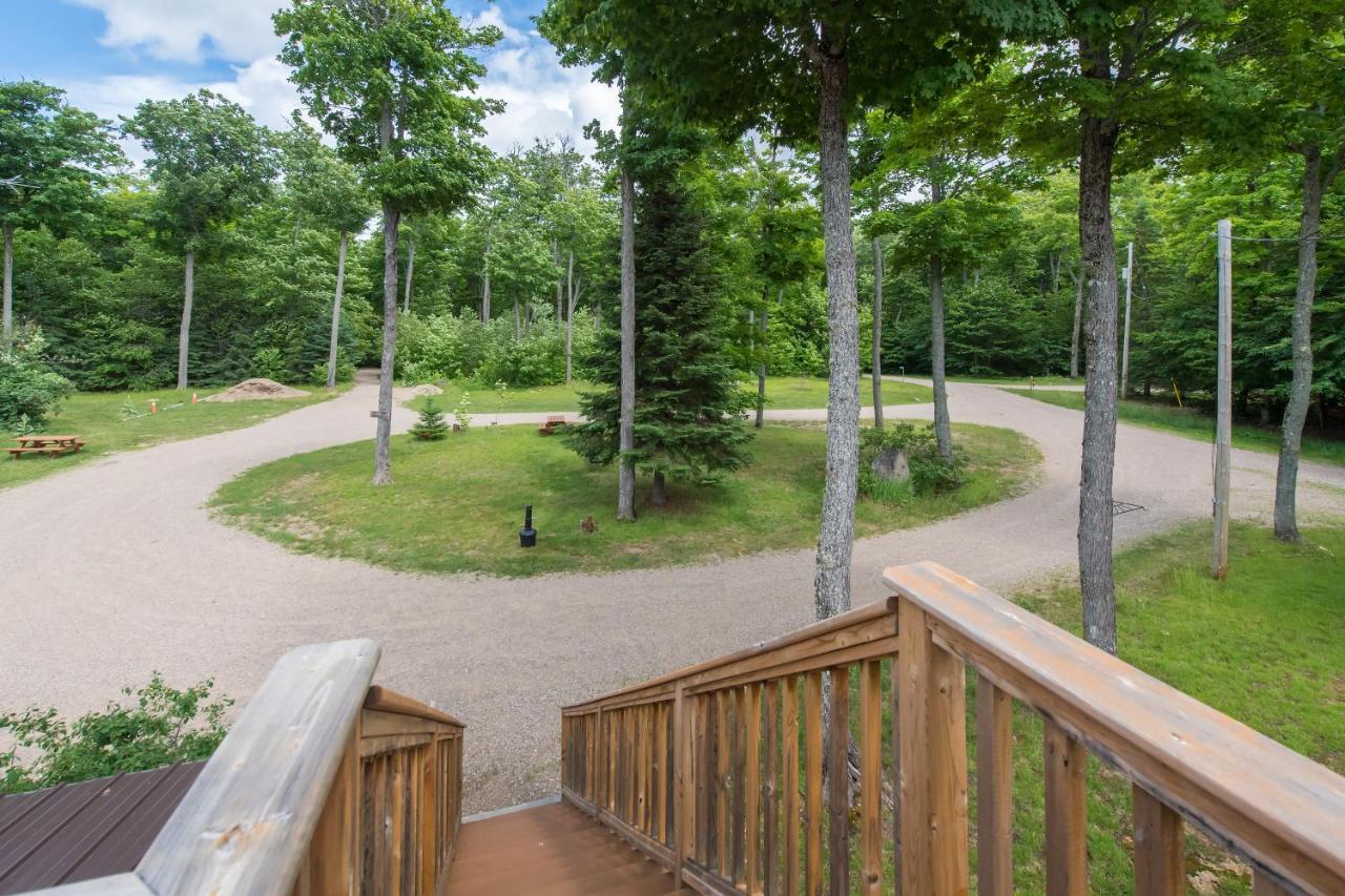 Madawaska Lodge-Cottage エクステリア 写真