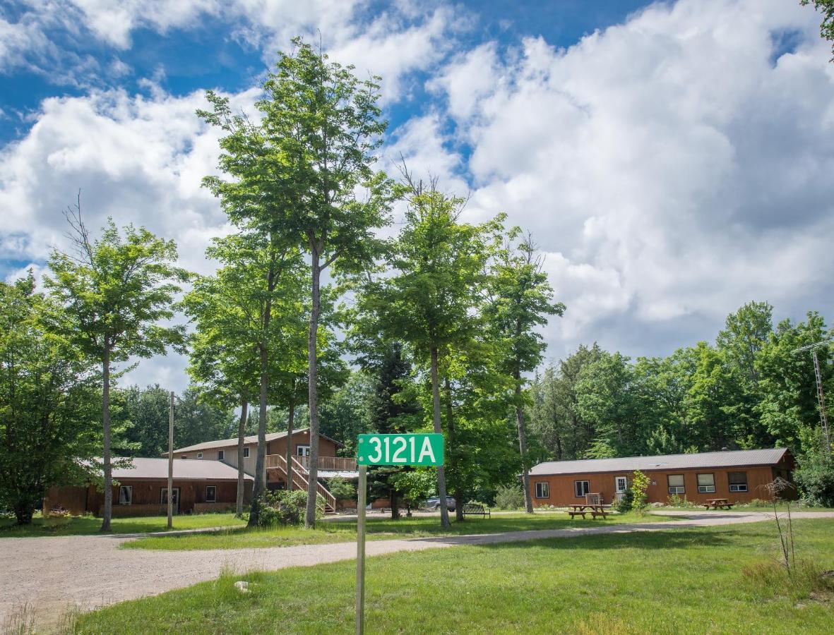 Madawaska Lodge-Cottage エクステリア 写真