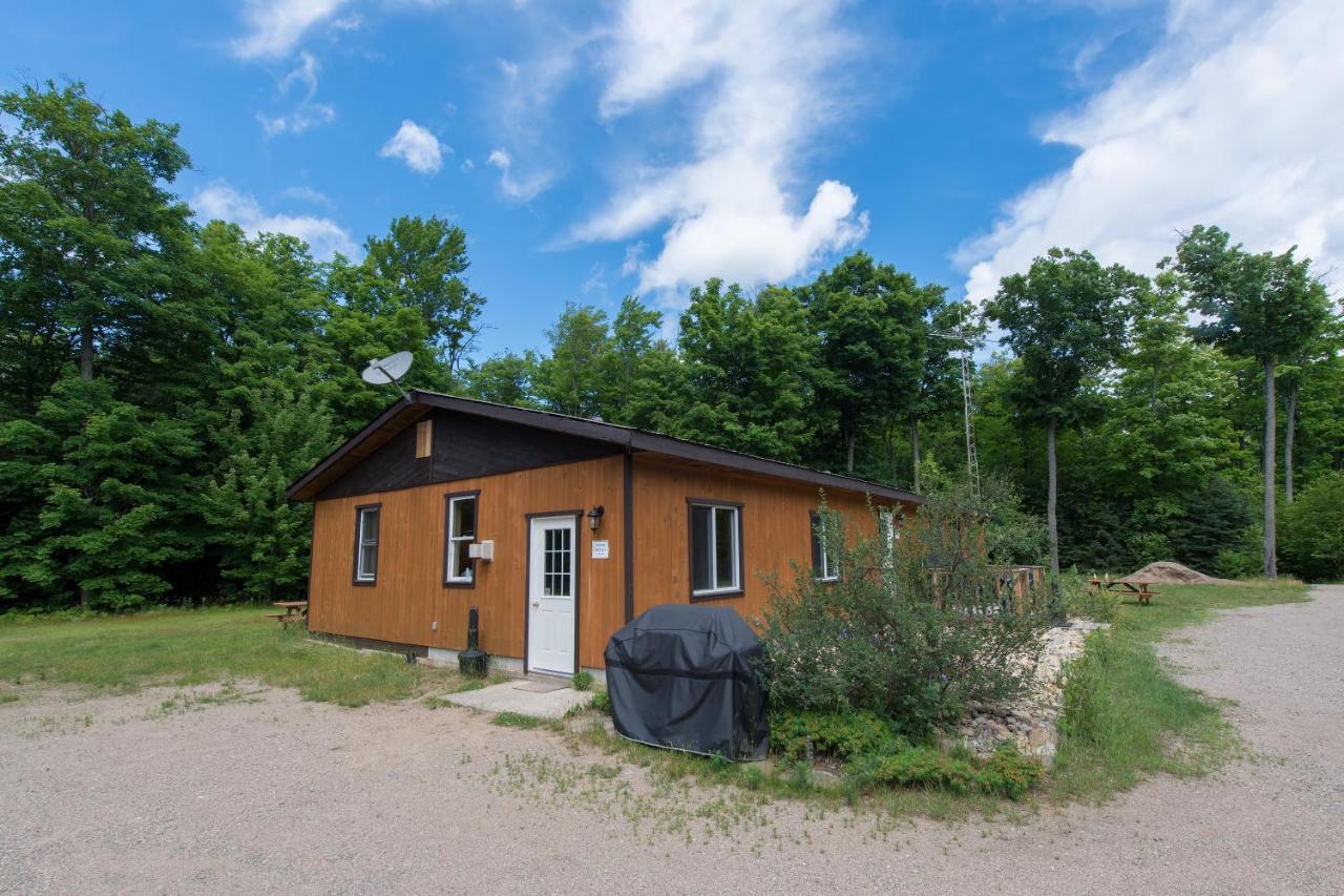 Madawaska Lodge-Cottage エクステリア 写真
