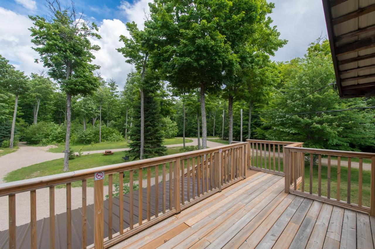 Madawaska Lodge-Cottage エクステリア 写真