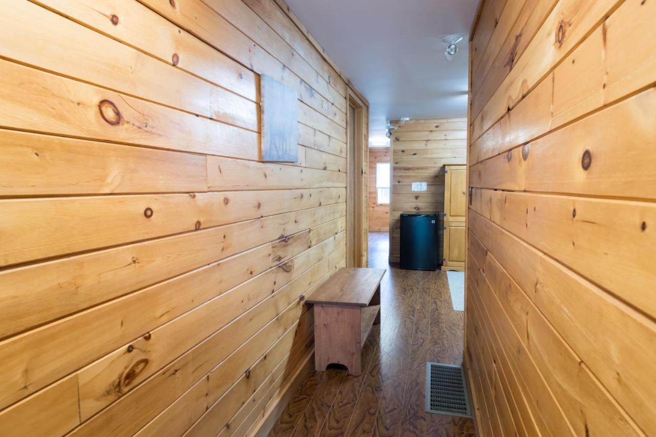 Madawaska Lodge-Cottage エクステリア 写真