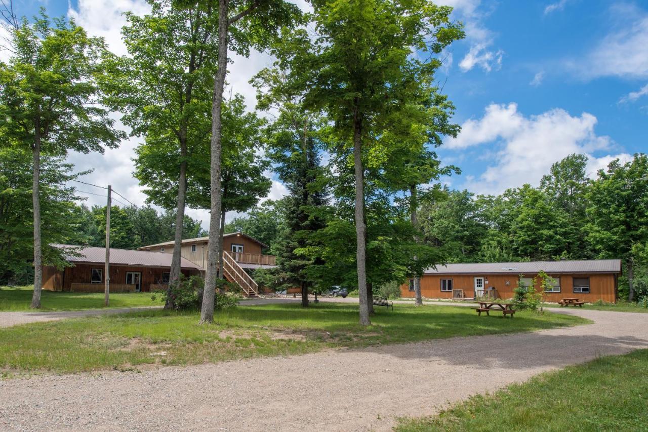 Madawaska Lodge-Cottage エクステリア 写真