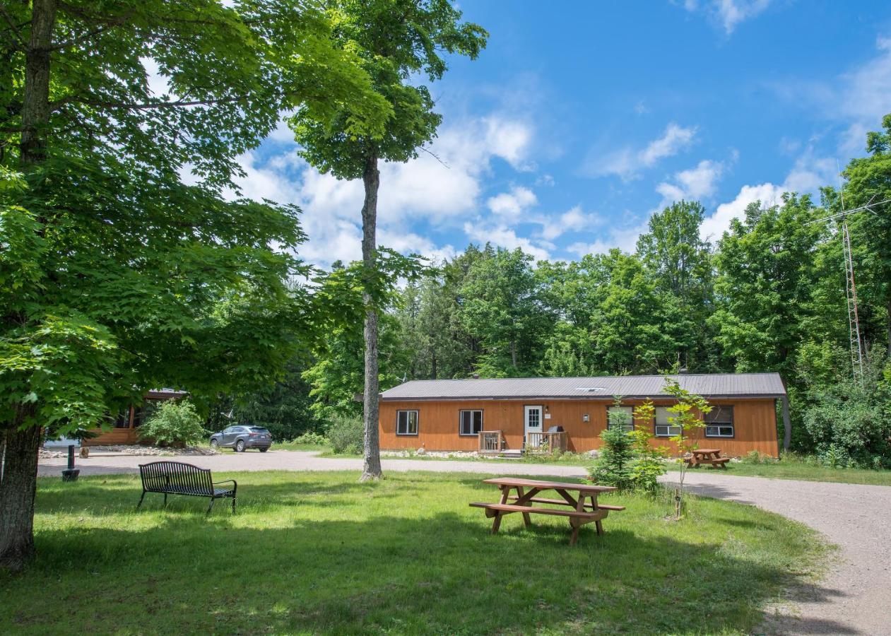 Madawaska Lodge-Cottage エクステリア 写真