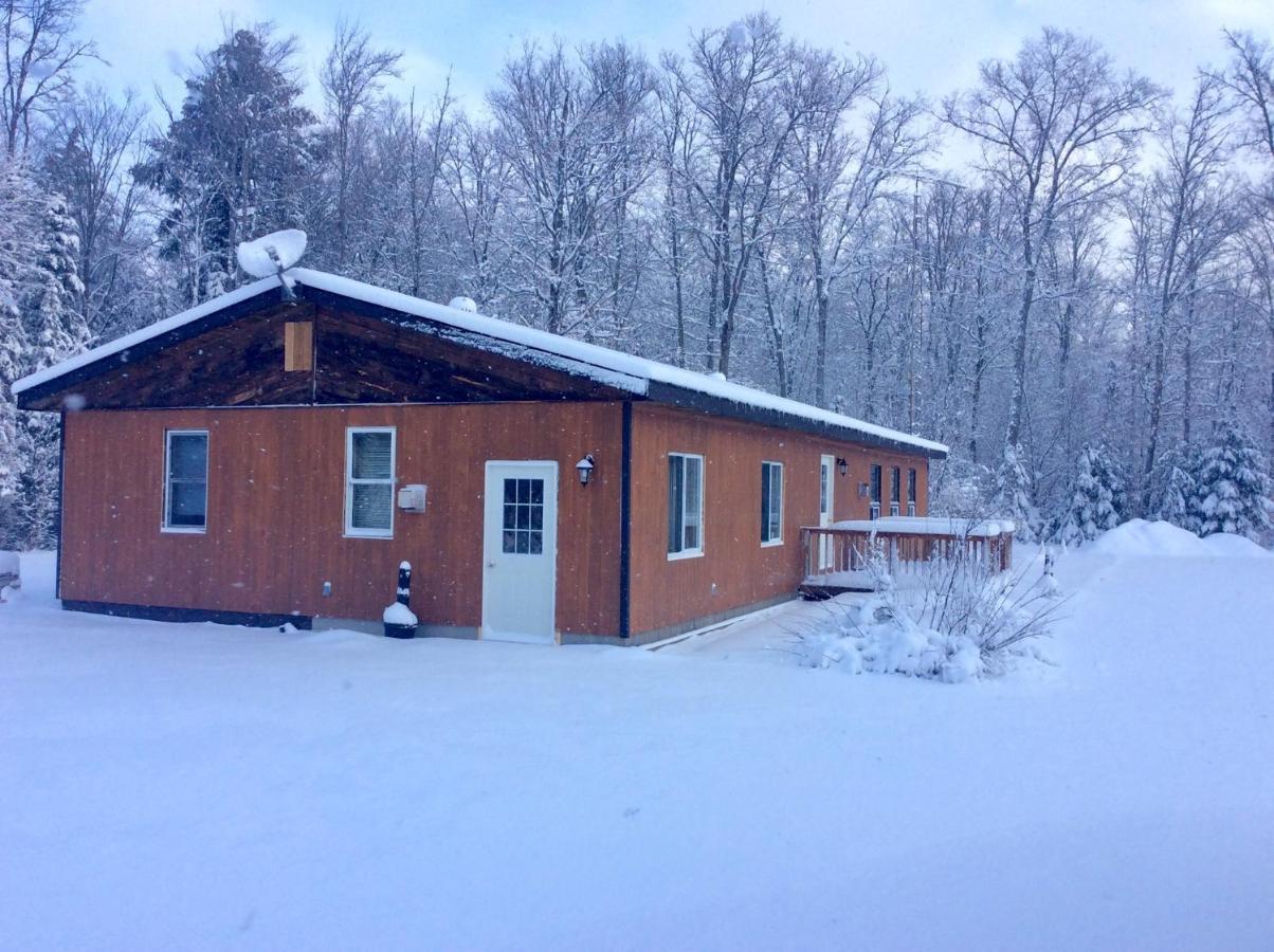 Madawaska Lodge-Cottage エクステリア 写真
